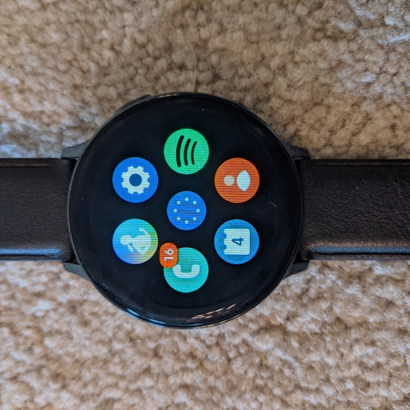 Samsung Galaxy Watch Active2- w/charger - Picture 6 of 8